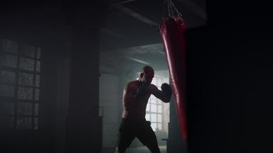 运动运动员拳击穿孔袋体育运动俱乐部的家伙培训拳击健身房